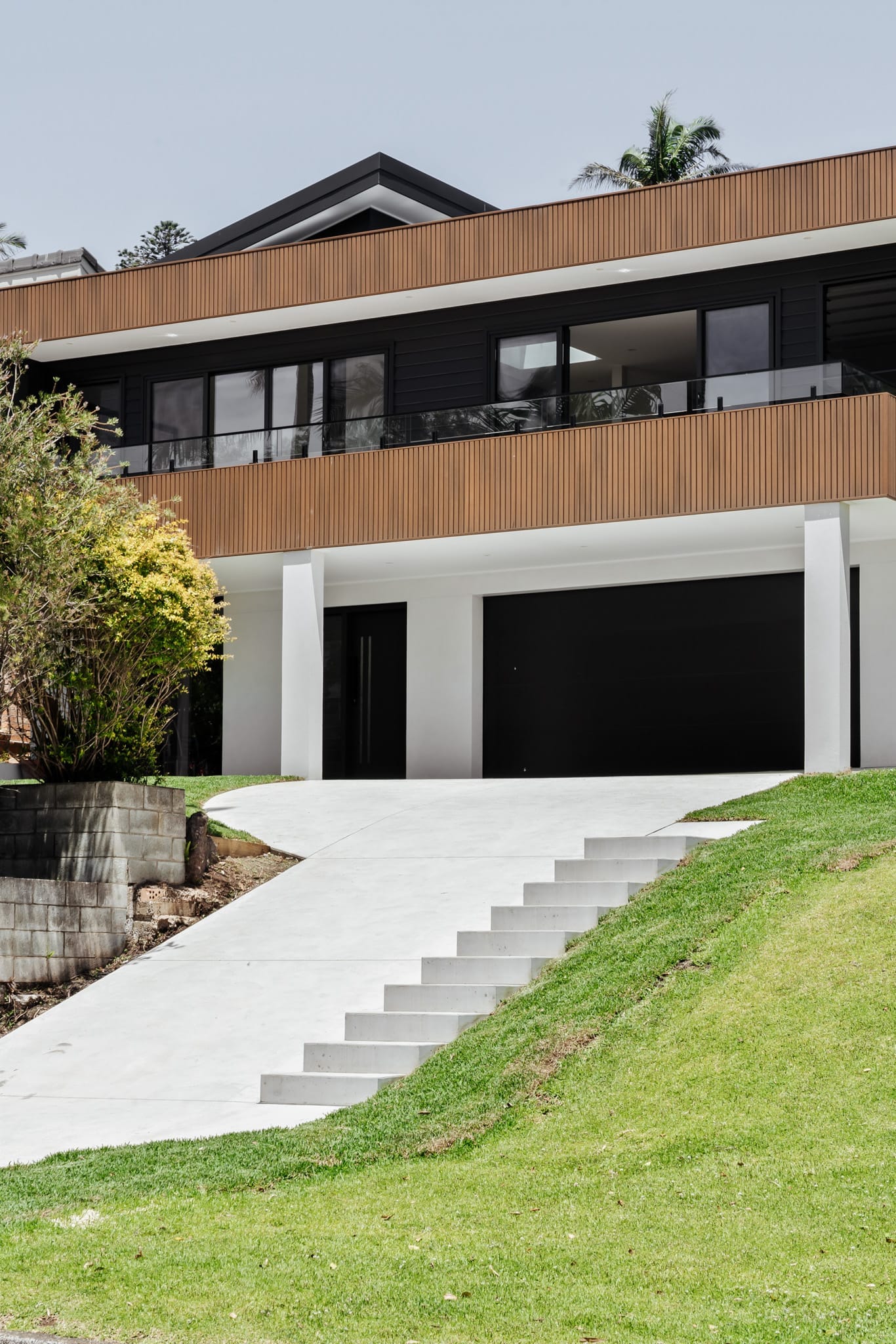 Contemporary home facade in Werri Beach NSW by YourBuild Construct