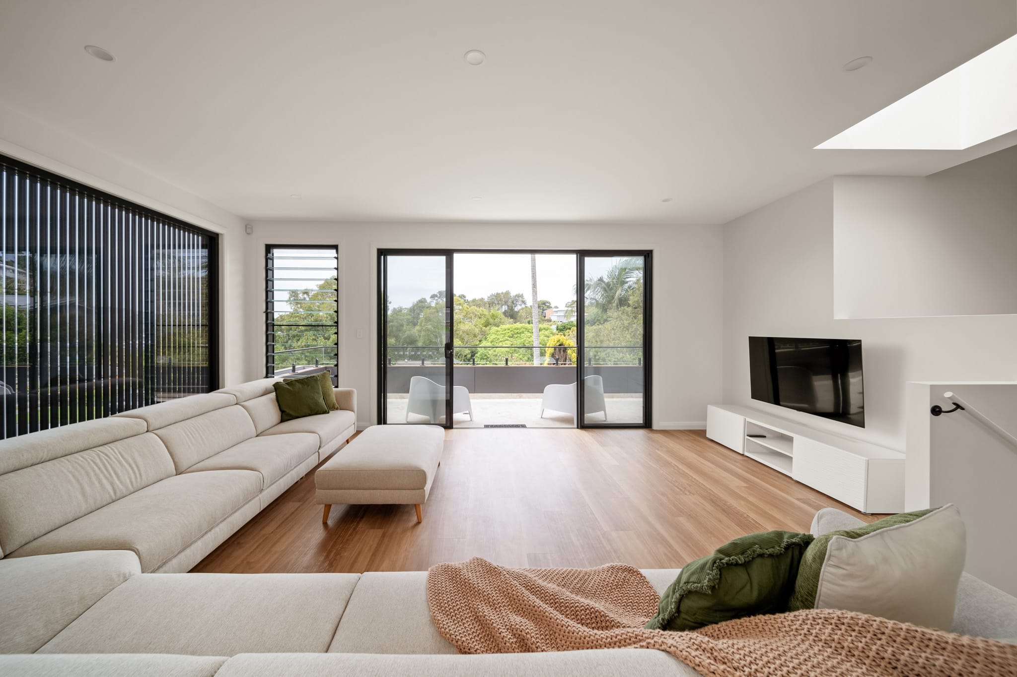 A spacious modern living room in Werri Beach by YourBuild Construct