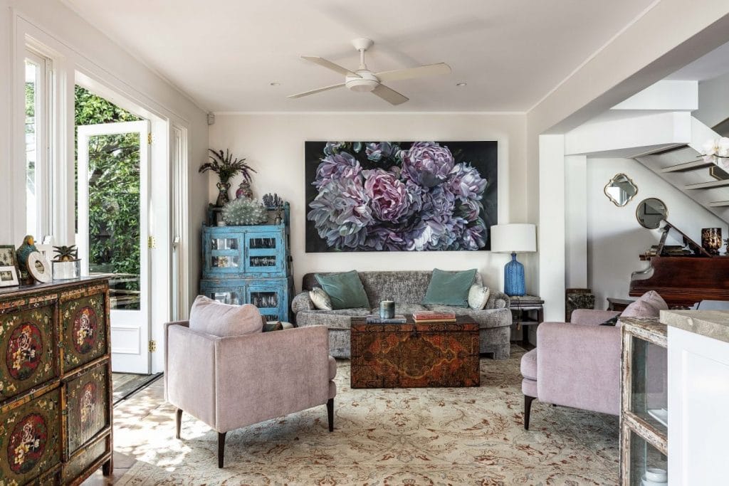 A renovated living room in Paddington NSW by YourBuild Construct with eclectic vintage furniture
